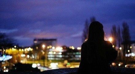 深入解析《甜了个蜜》歌曲歌词:从浅显诗行中揭示青春爱情的甜蜜与苦涩