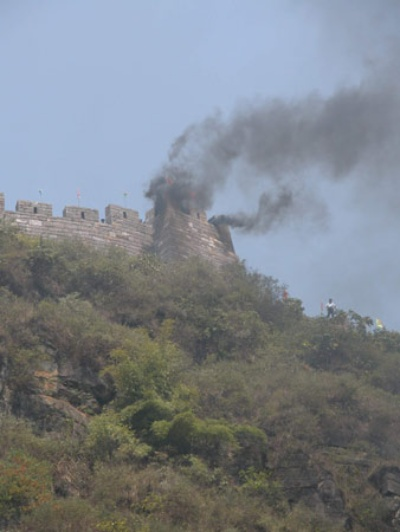 (烽烟滚滚炮声隆)烽火连天，炮声隆隆，响彻云霄。