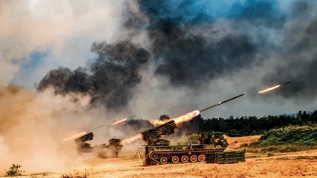 (烽烟滚滚炮声隆)烽火连天,炮声隆隆,响彻云霄。 (烽烟滚滚炮声隆)烽火连天,炮声隆隆,响彻云霄。